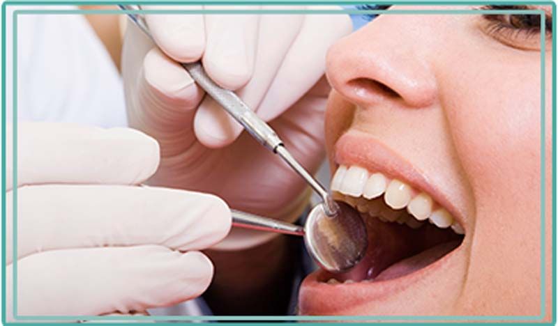Clínica Dental Ricardo Vásquez odontólogo con paciente